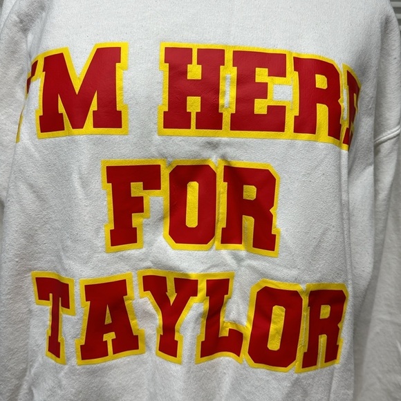 Gildan White I’m Here For Taylor Chiefs 87 with Taylor Swift Patches Sweatshirt - Picture 2 of 12